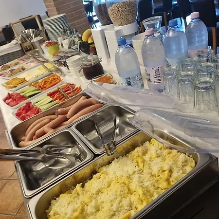 Bed & Breakfast Hanul Din Padure Danes